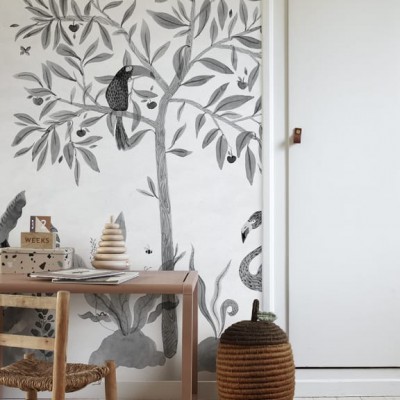 Tapet lavabil cu un design elegant, cu un copac cu frunze delicate, un flamingo și o pasăre, toate desenate într-o nuanță de gri, pe un fundal alb.
