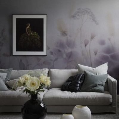 Tapet floral cu model subtil in nuante de violet si alb, perfect pentru living, dormitor sau birou