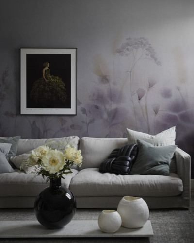 Tapet floral cu model subtil in nuante de violet si alb, perfect pentru living, dormitor sau birou