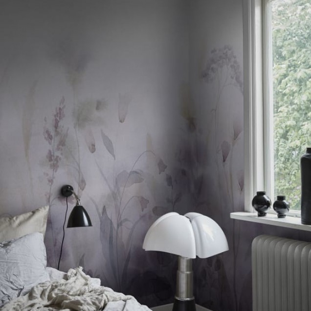 Tapet floral cu model subtil in nuante de violet si alb, perfect pentru living, dormitor sau birou
