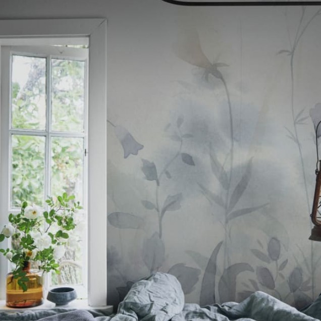 Tapet lavabil cu flori delicate, in nuante de albastru deschis si gri