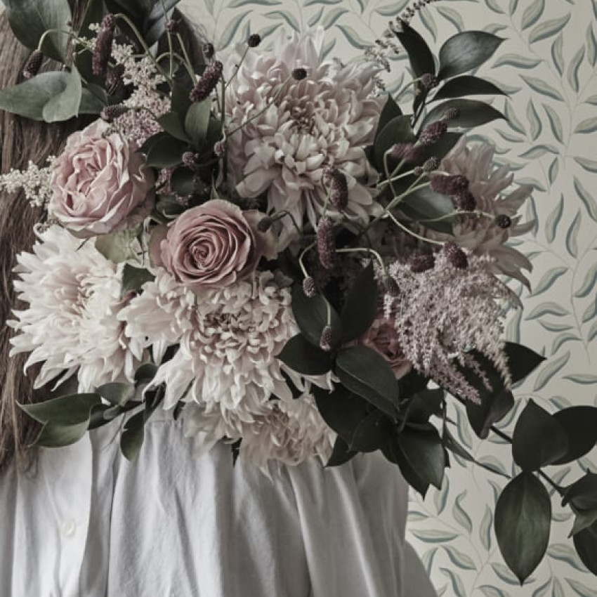 Tapet cu frunze delicate, Karolina Hazel, ideal pentru un interior elegant si primitor.