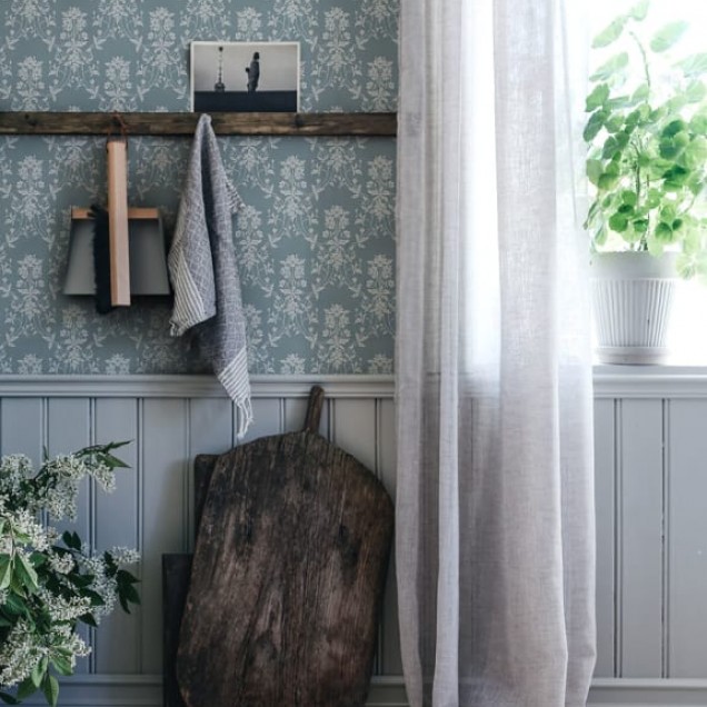 Tapet lavabil cu model floral alb pe fundal bleumarin.
