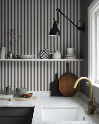 Tapet cu dungi fine și elegante Estelle Graphite, ideal pentru a adăuga un strop de eleganță clasică în casa dumneavoastră.