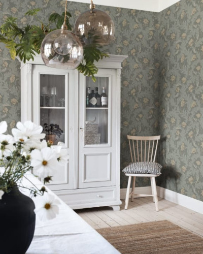Tapet lavabil Charlotta Forest Green, cu un model floral delicat pe un fundal verde deschis, perfect pentru a crea un spatiu relaxant si elegant.