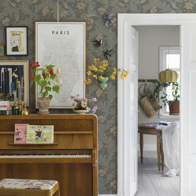 Tapet lavabil Charlotta Forest Green, cu un model floral delicat pe un fundal verde deschis, perfect pentru a crea un spatiu relaxant si elegant.