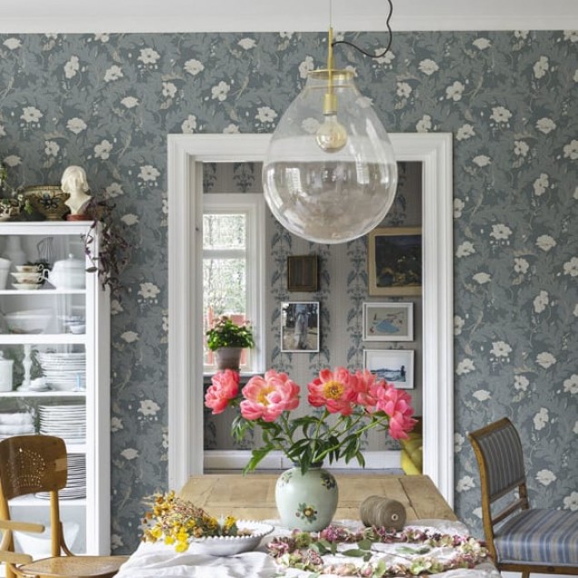 Tapet floral cu flori delicate, pe un fundal albastru-petrol