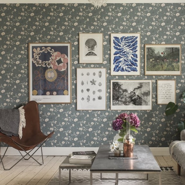Tapet floral cu flori delicate, pe un fundal albastru-petrol