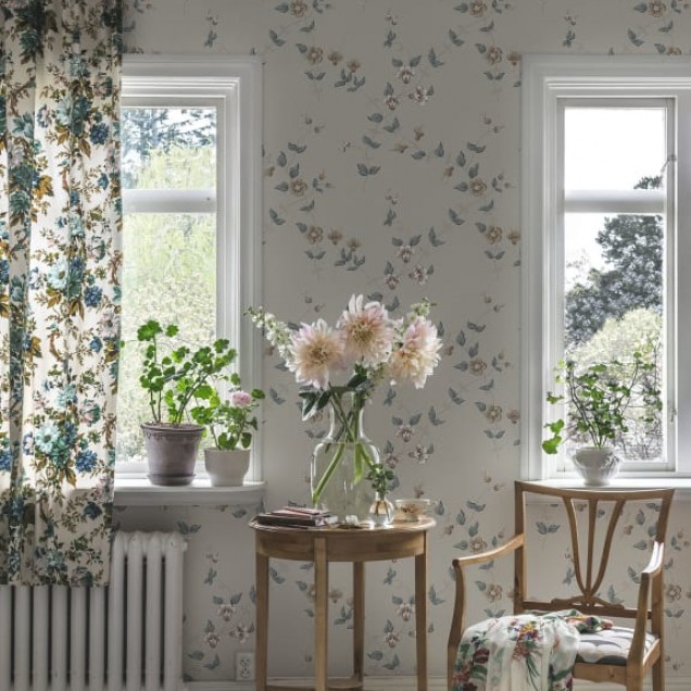 Tapet lavabil Maria Indigo Blue, cu un design floral delicat, în nuanțe pastelate.