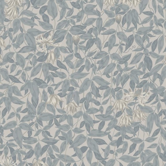 Tapet Linnea Misty Blue cu un model floral delicat în nuanțe de albastru.