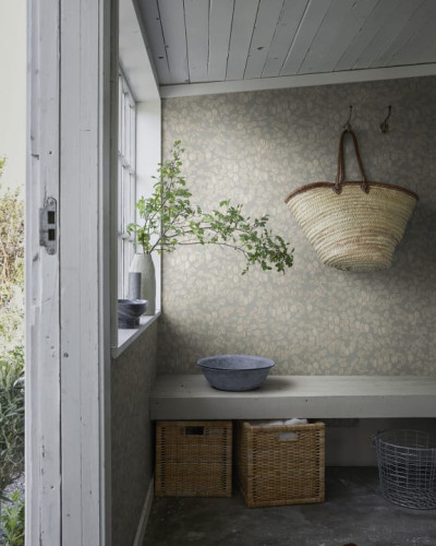 Tapet lavabil Emrik Misty Blue cu un design minimalist. Model fin cu frunze de culoare gri pe fond bej.