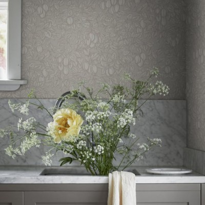 Tapet cu model floral subtil, perfect pentru a adăuga o notă de eleganță subtilă în orice cameră.