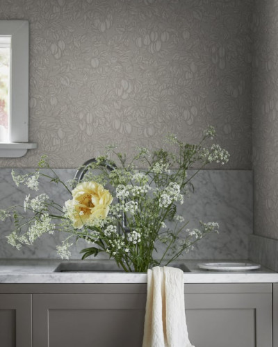 Tapet cu model floral subtil, perfect pentru a adăuga o notă de eleganță subtilă în orice cameră.