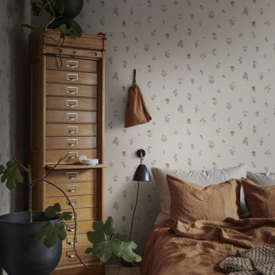 Tapet lavabil cu flori delicate în tonuri pastelate, ideal pentru a aduce o nota de delicatețe și eleganță în dormitor sau living.