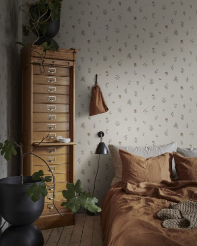 Tapet lavabil cu flori delicate în tonuri pastelate, ideal pentru a aduce o nota de delicatețe și eleganță în dormitor sau living.
