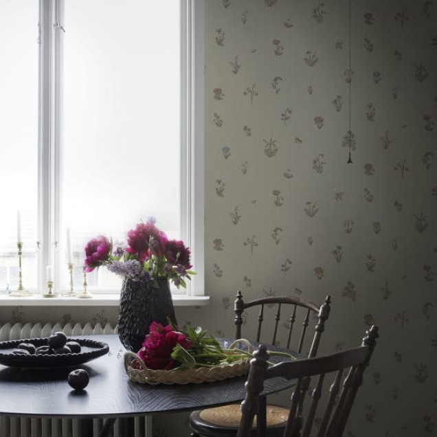 Tapet lavabil cu flori delicate în tonuri pastelate, ideal pentru a aduce o nota de delicatețe și eleganță în dormitor sau living.