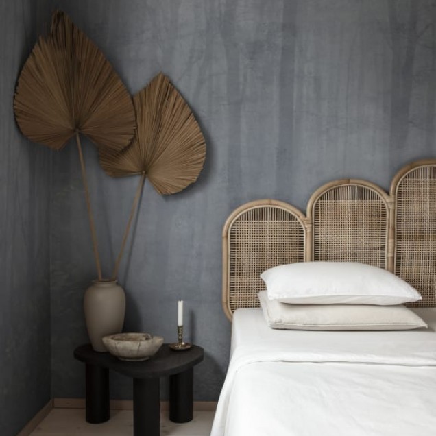 Tapet Skog Misty Blue, cu un design minimalist, inspirat de natură. Textură fină, nuanță elegantă de albastru gri.