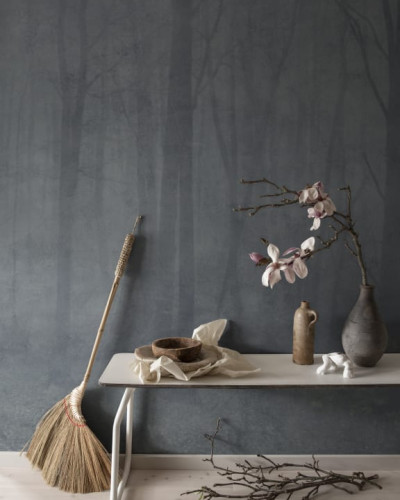 Tapet Skog Misty Blue, cu un design minimalist, inspirat de natură. Textură fină, nuanță elegantă de albastru gri.