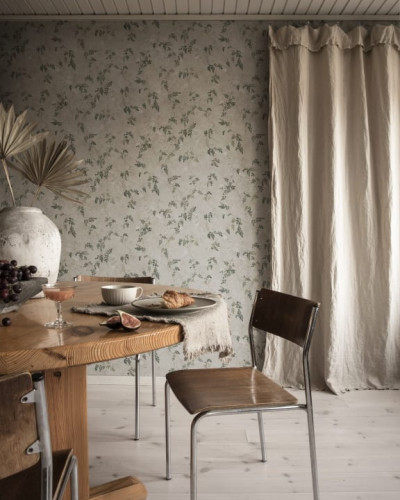 Tapet Irene Olive Green cu un design elegant și rafinat, perfect pentru a adăuga o notă de stil spațiului dumneavoastră.