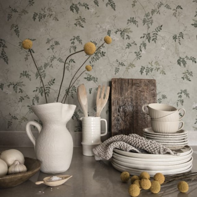 Tapet Irene Olive Green cu un design elegant și rafinat, perfect pentru a adăuga o notă de stil spațiului dumneavoastră.