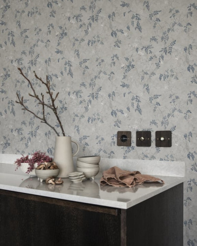 Tapet cu flori delicate in nuante de albastru indigo, perfect pentru a crea o atmosfera relaxanta si eleganta