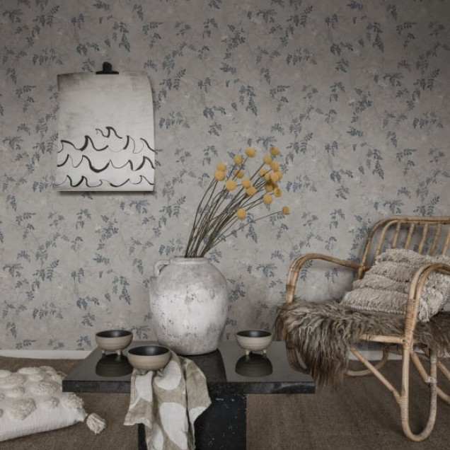 Tapet cu flori delicate in nuante de albastru indigo, perfect pentru a crea o atmosfera relaxanta si eleganta