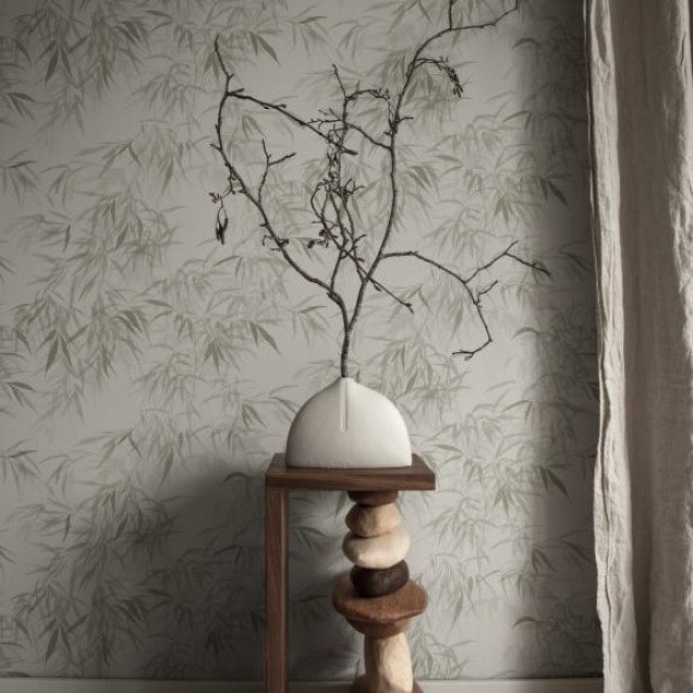 Tapet Jon Olive Green cu design delicat de ramuri de bambus în nuanțe de verde măslin.