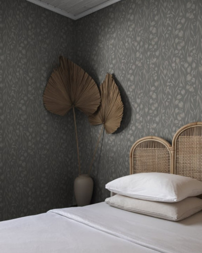 Tapet lavabil Sara Sage Green, cu design floral subtil si elegant, in nuante de verde sage.