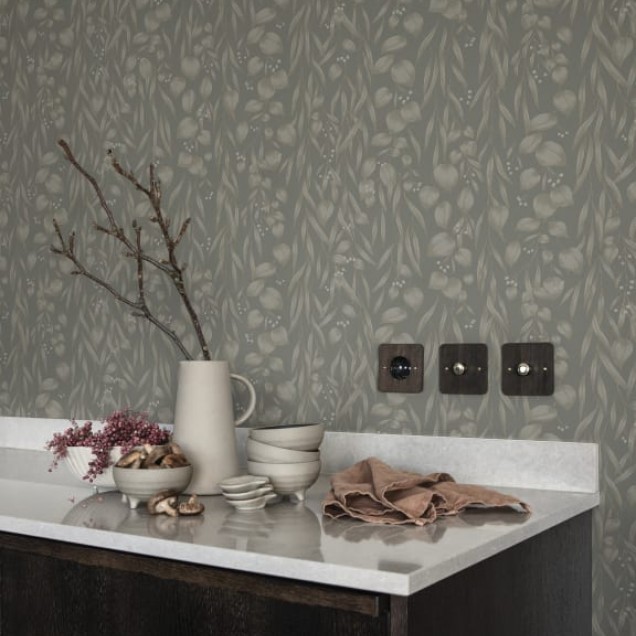 Tapet lavabil Sara Sage Green, cu design floral subtil si elegant, in nuante de verde sage.