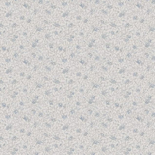 Tapet Stella Misty Blue cu un design discret, cu un model subtil de flori gri pe un fundal albastru perlat.