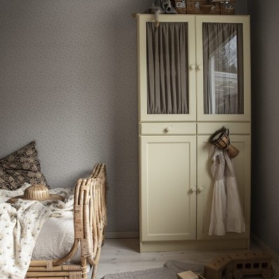 Tapet Stella Misty Blue cu un design discret, cu un model subtil de flori gri pe un fundal albastru perlat.