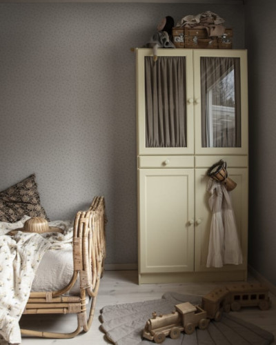 Tapet Stella Misty Blue cu un design discret, cu un model subtil de flori gri pe un fundal albastru perlat.