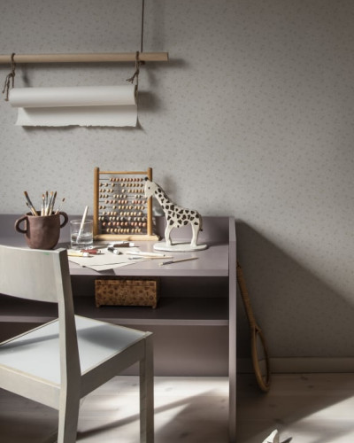 Tapet lavabil cu model discret, cu un design elegant, perfect pentru o atmosferă caldă și primitoare.