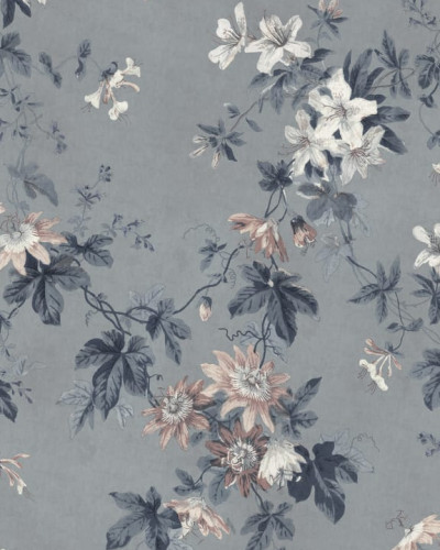Tapet floral Faded Passion Misty Blue, cu flori delicate si frunze întunecate