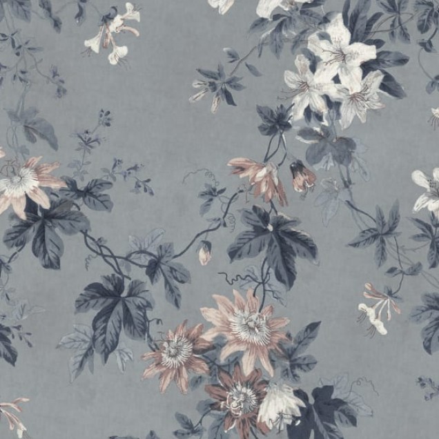 Tapet floral Faded Passion Misty Blue, cu flori delicate si frunze întunecate