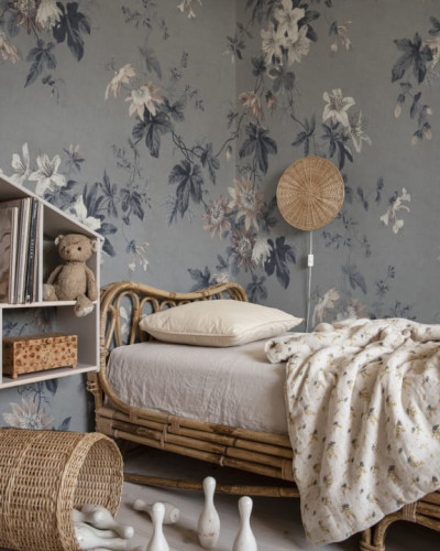 Tapet floral Faded Passion Misty Blue, cu flori delicate si frunze întunecate