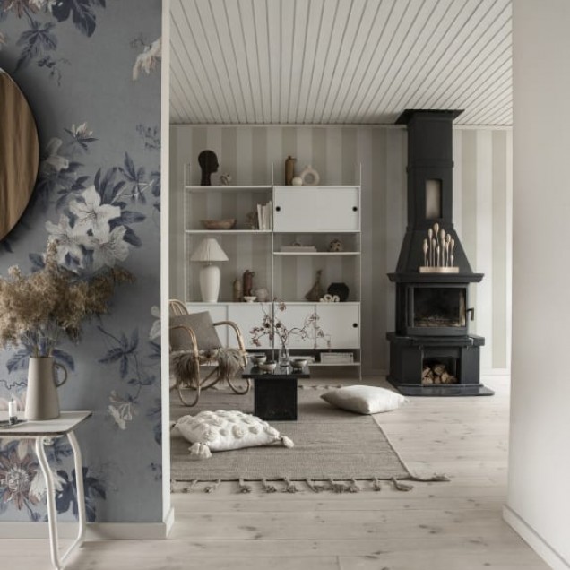 Tapet floral Faded Passion Misty Blue, cu flori delicate si frunze întunecate