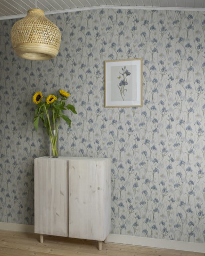 Tapet Iris Sky Blue cu flori albastre delicate pe fundal crem.