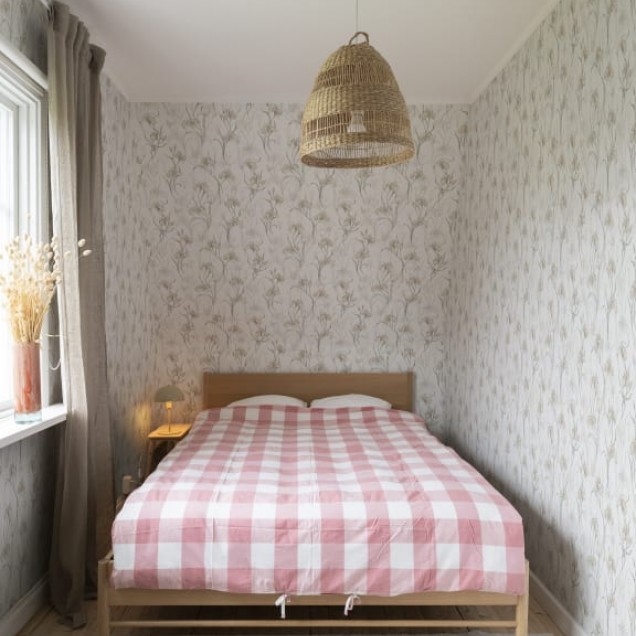 Tapet lavabil cu flori delicate, perfect pentru dormitoare moderne.