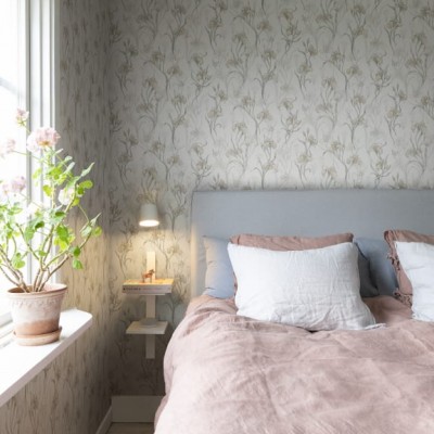 Tapet lavabil cu flori delicate, perfect pentru dormitoare moderne.