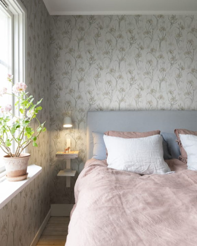 Tapet lavabil cu flori delicate, perfect pentru dormitoare moderne.