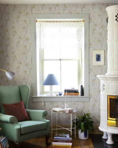 Tapet floral Iris Amber lavabil cu design discret, perfect pentru un living elegant.