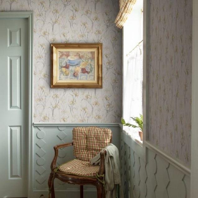 Tapet floral Iris Amber lavabil cu design discret, perfect pentru un living elegant.