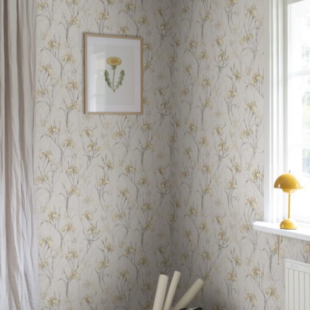 Tapet floral Iris Amber lavabil cu design discret, perfect pentru un living elegant.