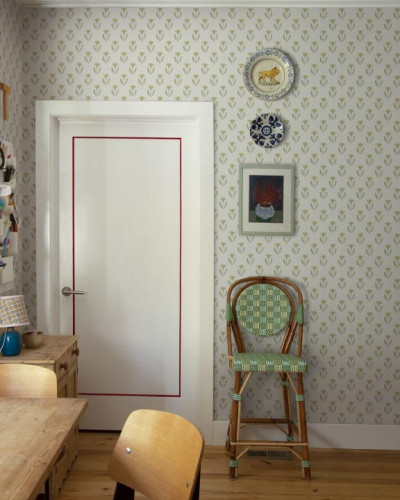 Tapet floral în nuanțe de verde, cu flori delicate