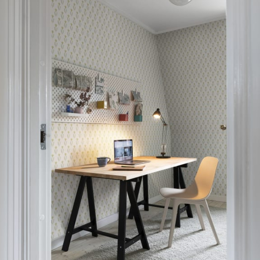 Tapet floral lavabil, cu un model discret de flori roz și albastru, perfect pentru a crea o atmosferă elegantă și primitoare în casa ta.