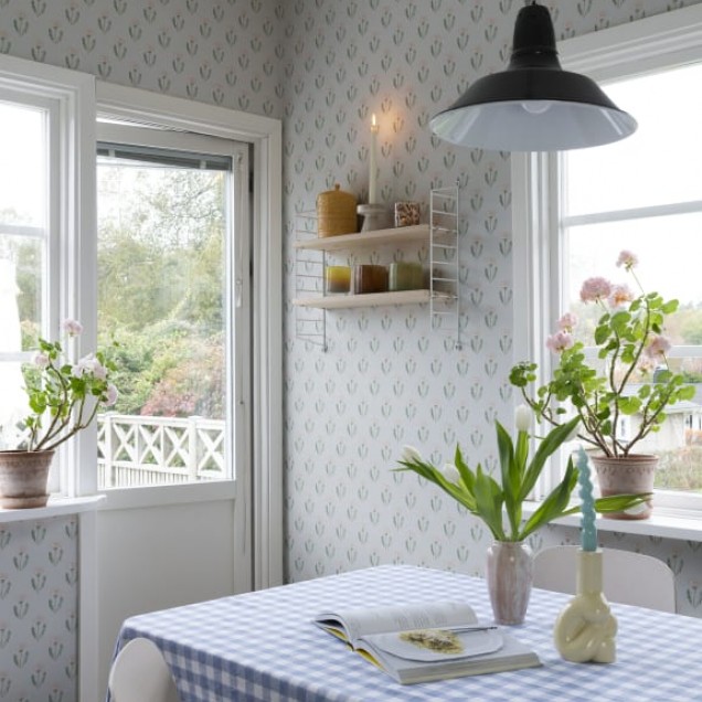 Tapet floral delicat, Maskrosen Soft Blue, ideal pentru dormitor sau living.
