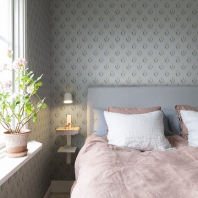 Tapet floral delicat, Maskrosen Soft Blue, ideal pentru dormitor sau living.