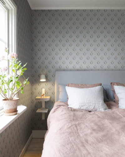 Tapet floral delicat, Maskrosen Soft Blue, ideal pentru dormitor sau living.