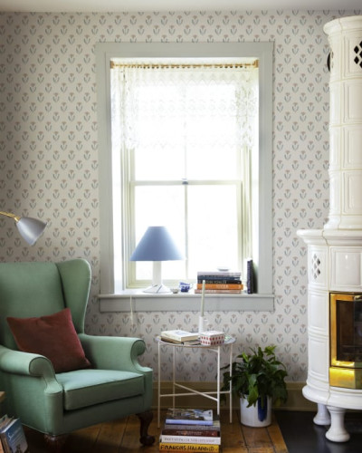 Tapet floral lavabil, cu un model discret de flori roz și albastru, perfect pentru a crea o atmosferă elegantă și primitoare în casa ta.